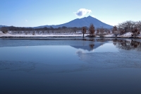 薄氷に写る筑波